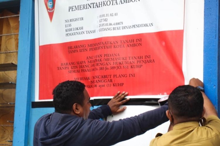 Aset milik Pemkot Ambon yang ditempati warga disegel tim gabungan dari KPK dan Pemkot Ambon, Selasa (27/9/2022)