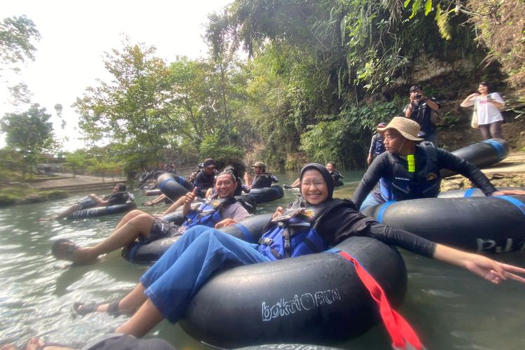 Mengenakan pakaian yang nyaman saat susur Goa Pindul di Gunungkidul, Yogyakarta. 