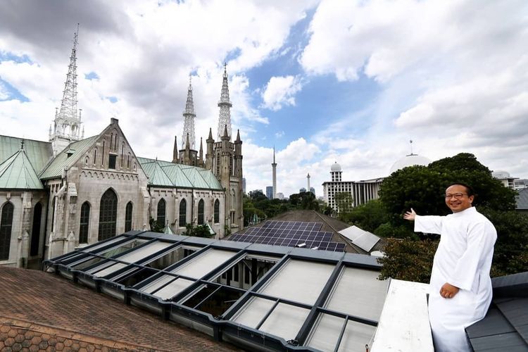 Panel surya dipasang di Gereja Katedral Jakarta