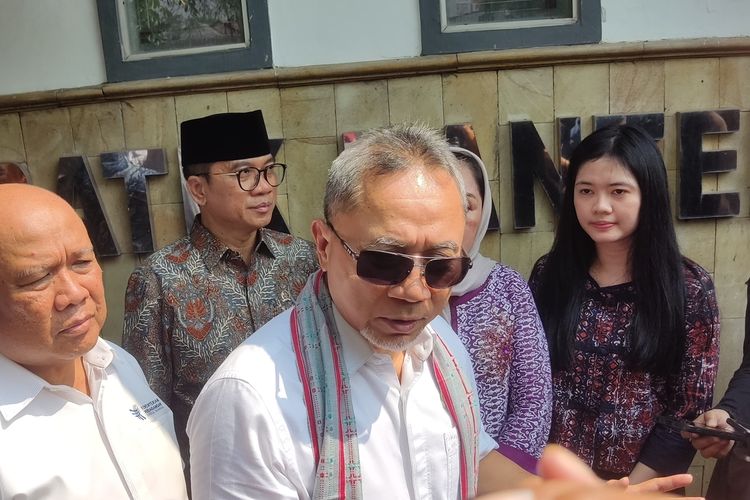 Menteri Perdagangan Zulkifli Hasan saat berkunjung ke Sentra Batik Banten di Kota Serang. Kamis (6/6/2024). Zulhas menyebut Batik Banten sudah memiliki kualitas untuk menjejaki pasar internasional.