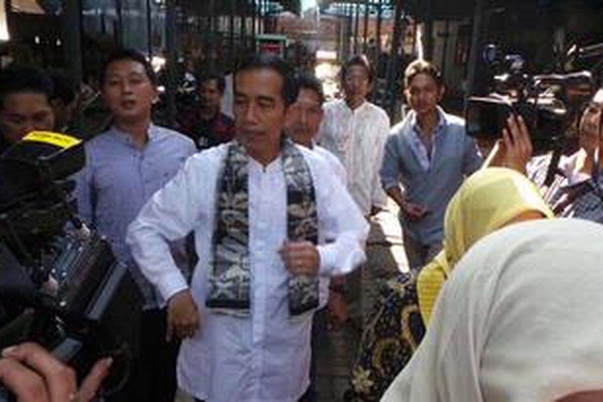 Gubernur DKI Jakarta Joko Widodo di  Lokasi Binaan Pedagang Kaki Lima Kramat Jati, Jakarta Timur, Jumat (3/5/2013). Jokowi datang ke pasar ini untuk mensosialisasikan program rehabilitasi pasar.