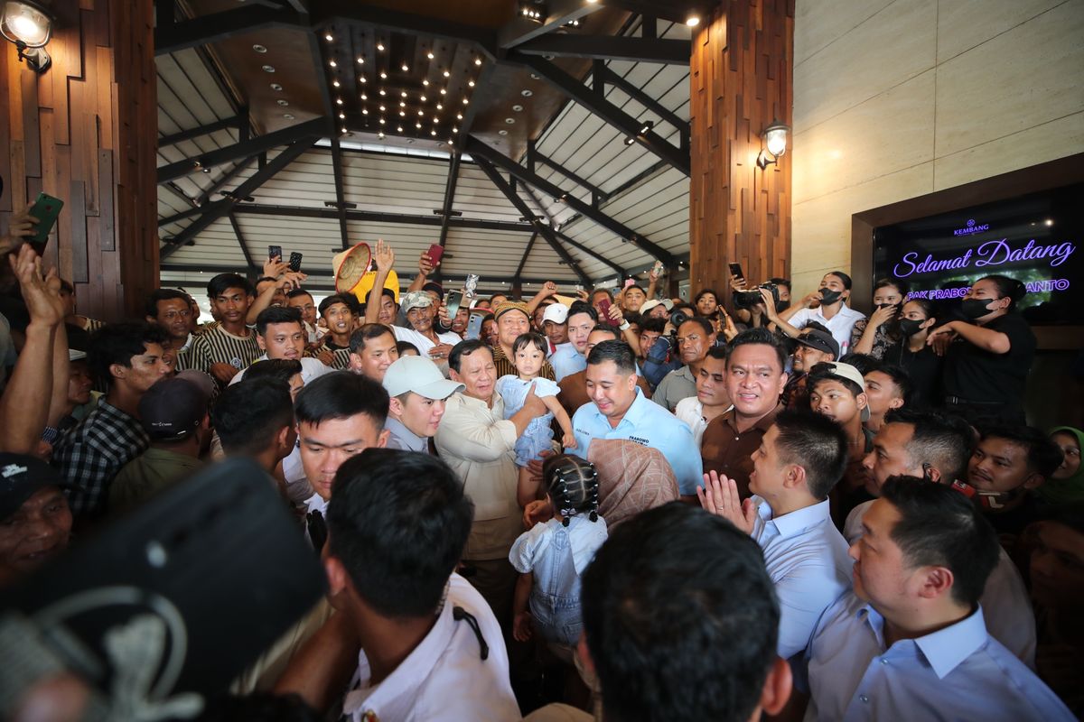 Capres nomor urut 2, Prabowo Subianto, saat melakukan acara makan bersama masyarakat Kota Medan.