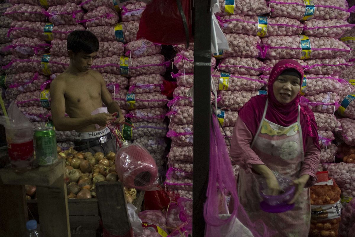 Pekerja merapikan persediaan bawang putih di salah satu toko di Pasar Induk Kramat Jati, Jakarta Timur, Rabu (5/2/2020). Kenaikan harga bawang putih terjadi karena pasokan bawang putih impor dari negara pemasoknya, China berkurang.