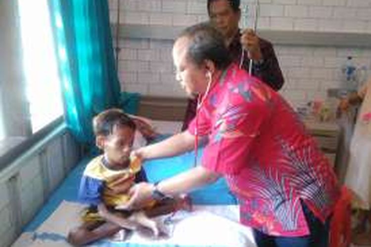 Plt Kepala Dinas Kesehatan Gresik Muhammad Nurul Dholam (tengah), saat menyaksikan Muhammad Agung diperiksa oleh dokter di RSUD Ibnu Sina, Jumat (2/9/2016).