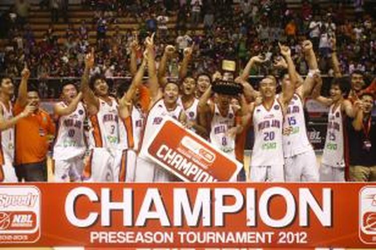 Pelita Jaya Energi-MP, merayakan kemenangan mereka pada turnamen pramusim NBL Indonesia 2012-2013.