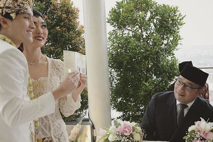 Gubernur Jawa Barat Ridwan Kamil menjadi saksi pernikahan penyanyi Isyana Sarasvati dengan Rayhan Maditra di Bandung, Minggu (2/2/2020).