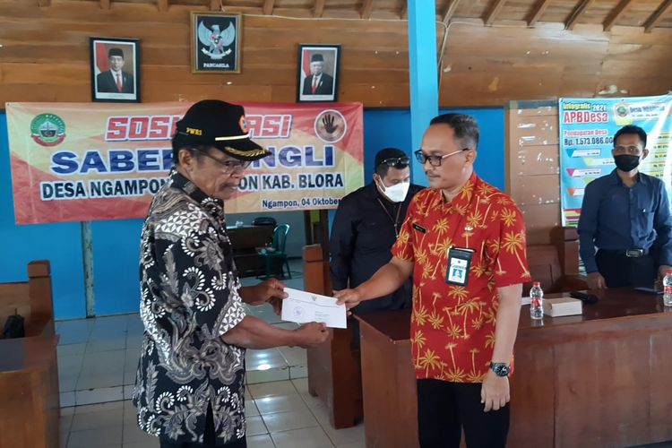 Kepala Desa Ngampon, Soekirno menerima surat teguran dari inspektorat kabupaten Blora di Balai Desa Ngampon, Kecamatan Jepon, Kabupaten Blora, Selasa (4/10/2022)