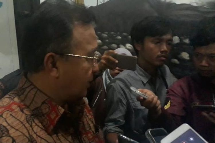 Wali Kota Tasikmalaya Budi Budiman, seusai keluar dari ruangannya dan diperiksa penyidik KPK hampir selama delapan jam lebih, Rabu (24/4/2019) malam.