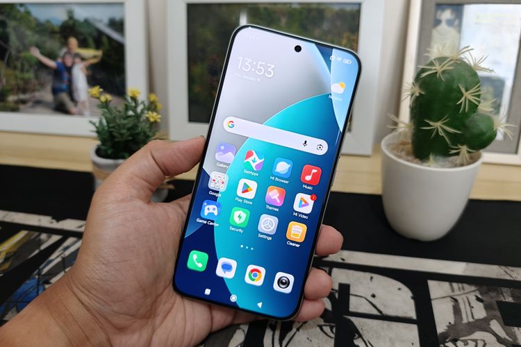 Desain depan Redmi Note 15 Pro Plus dengan layar 6,83 inci.