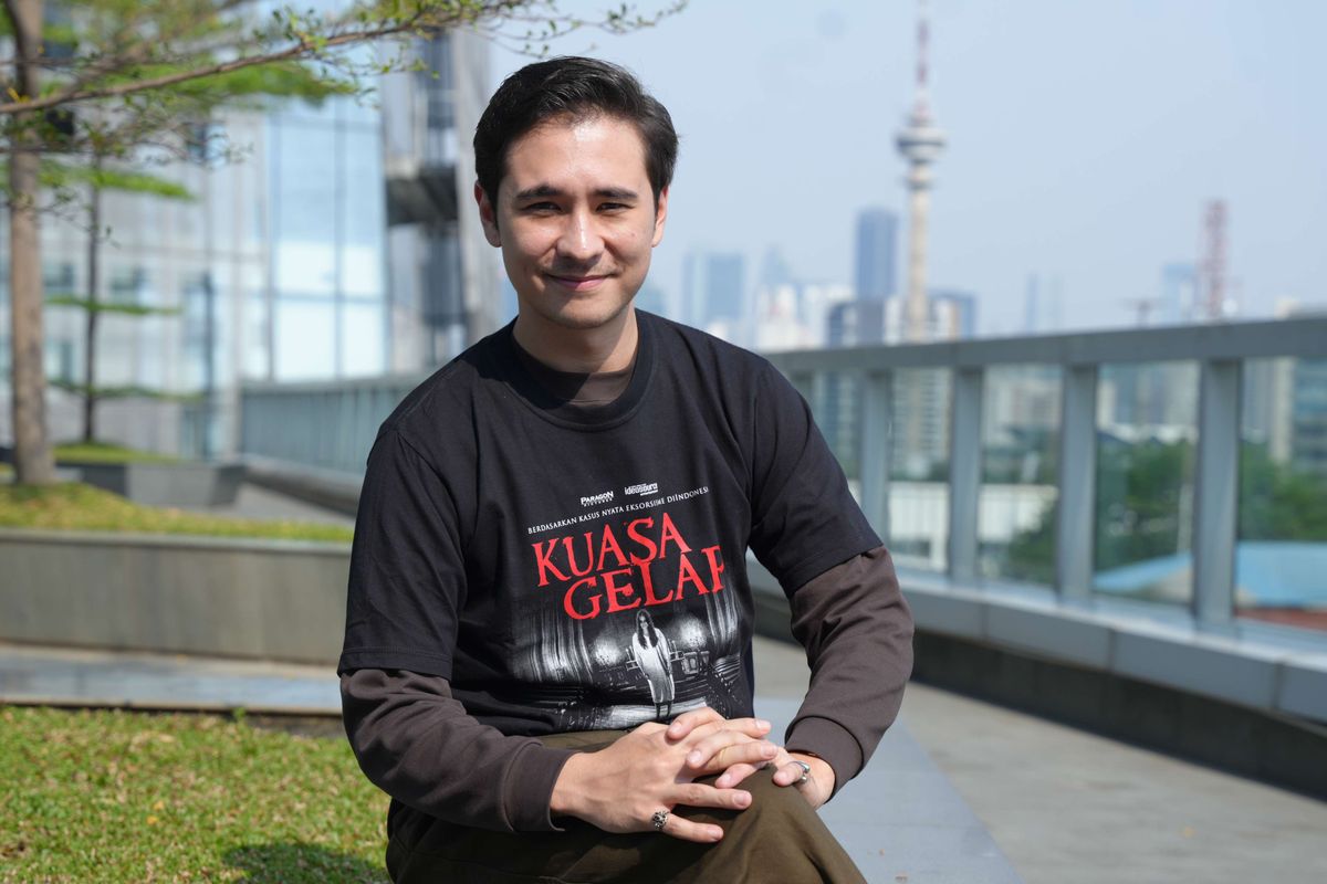 Pemeran utama film Kuasa Gelap Jerome Kurnia berpose setelah diwawancarai KOMPAS.com di Menara ι, Senin, (1/10/2024).
