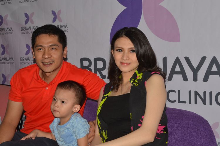 Donita dan Adi Nugroho menggelar jumpa pers kelahiran anak keduanya di RSIA Brawijaya, Jakarta Selatan, Sabtu (13/1/2018).