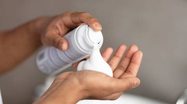 Selain Buat Kumis, 8 Barang Ini Bisa Dibersihkan Pakai Krim Cukur 