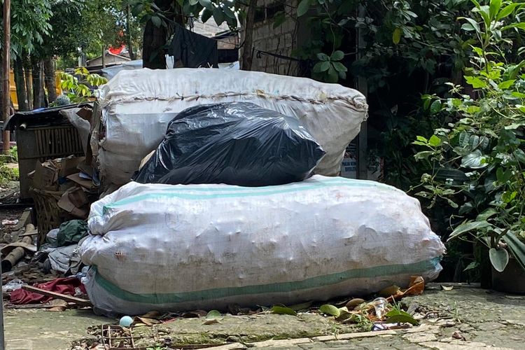 Sejumlah karung berisi barang bekas seperti botol untuk dijual kembali yang berada di Jalan TPA, Cipayung, Depok, Jumat (12/1/2024).