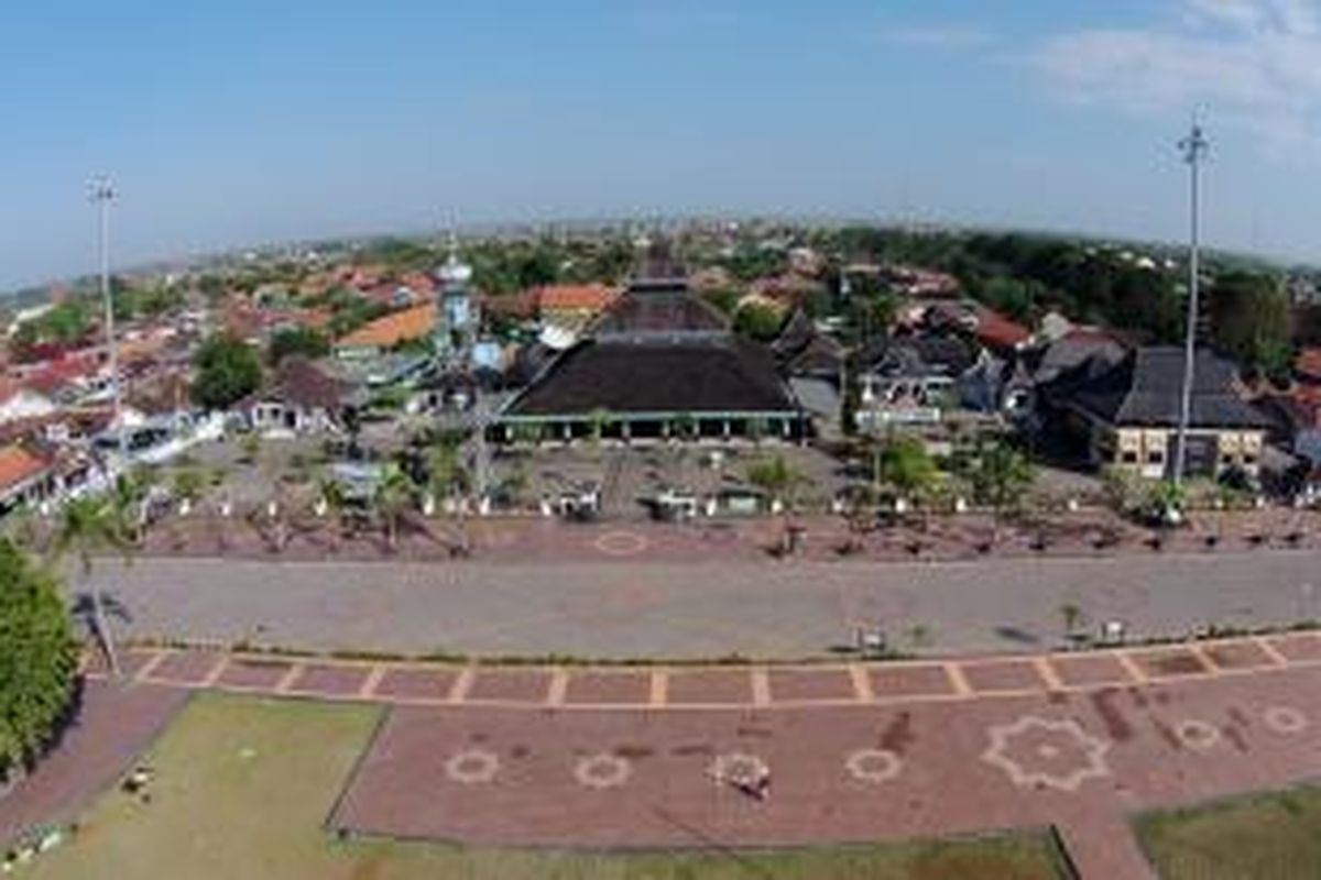 Kompleks Masjid Agung Demak, Jawa Tengah, difoto dari udara, Senin (30/6/2014). Masjid Agung Demak dipercaya sebagai masjid tertua di Pulau Jawa, berdiri mulai 1477, dibangun oleh Raden Fatah bersama Wali Sembilan atau Wali Songo.