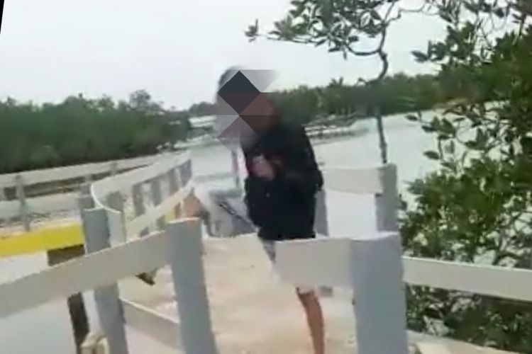 Tangkap layar video viral perusakan pagar jembatan wisata di Kota Tanjungpinang oleh seorang remaja.