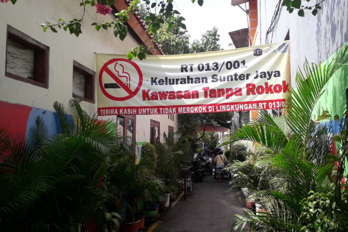 Suasana di kawasan permukiman RT 013 RW 01 Sunter Jaya, Jakarta Utara, yang menerapkan aturan bebas asap rokok, Senin (11/2/2019).