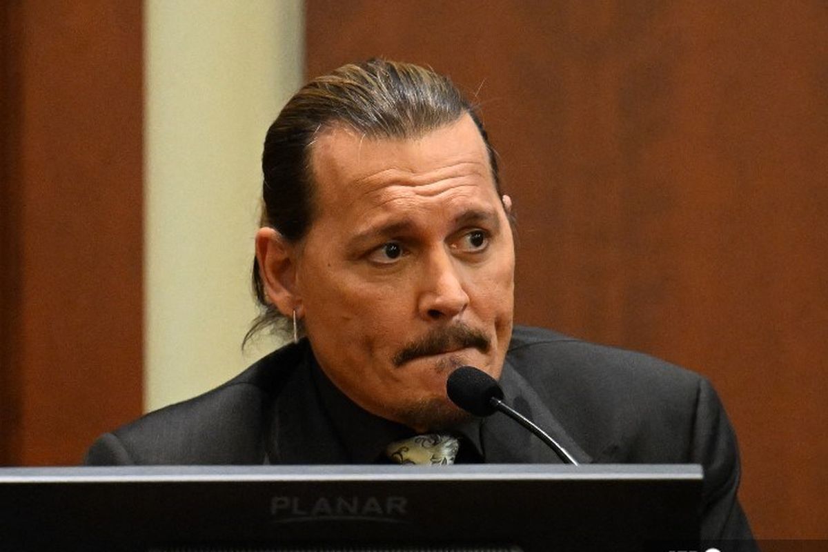 US actor Johnny Depp testifies during his defamation trial in the Fairfax County Circuit Courthouse in Fairfax, Virginia, on April 19, 2022. Depp is suing ex-wife Amber Heard for libel after she wrote an op-ed piece in The Washington Post in 2018 referring to herself as a ?public figure representing domestic abuse.?
JIM WATSON / POOL / AFP