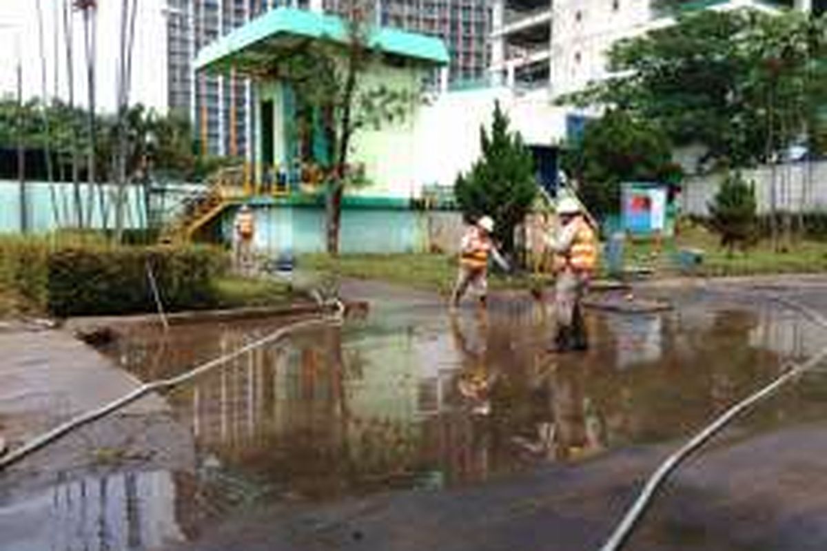 Beberapa pekerja di IPA PALYJA Cilandak, Jakarta Selatan nampak membersihkan sisa banjir di komplek IPA tersebut. Senin (22/8/2016)