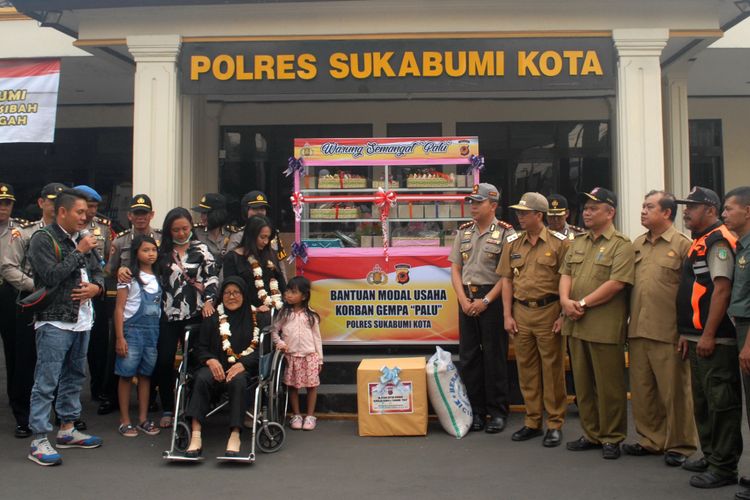 Dicky Permana (kiri) memberikan sambutan saat keluarganya yang terdampak bencana Palu tiba dan disambut pejabat di Sukabumi, Jawa Barat, Selasa (9/10/2018)