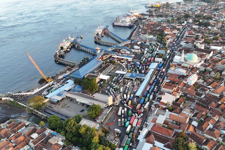 Sopir Logistik Desak Presiden Turun Tangan Atasi Macet di Ketapang