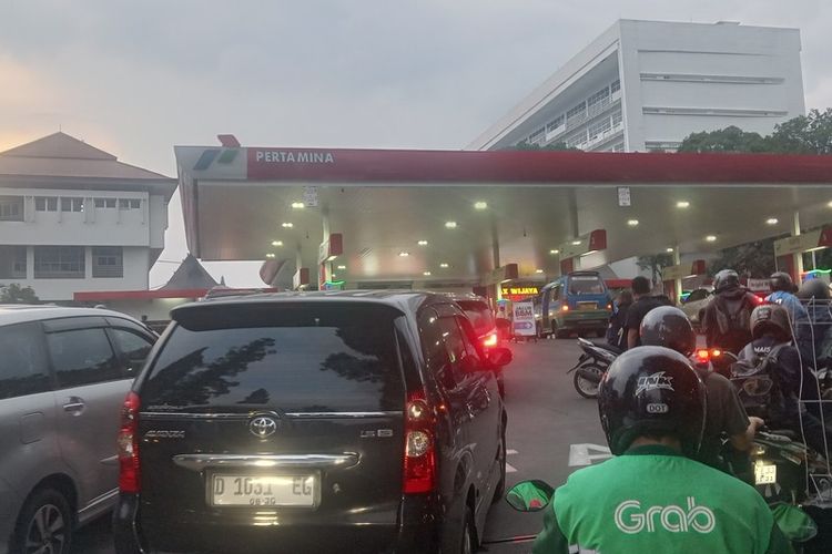 Antrean Kendaraan Mengular di SPBU Dago Bandung, Beli BBM Memakan Waktu 20 Menit