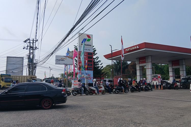 Momen HUT RI di Pangkalpinang Diwarnai Antrean Panjang BBM Subsidi di Berbagai SPBU
