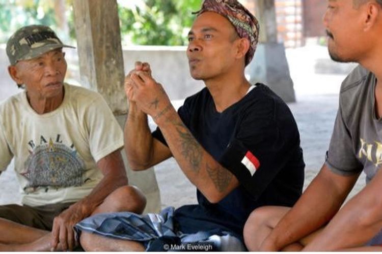 Warga Desa Bengkala tengah berbincang menggunakan bahasa isyarat Kata Kolok.
