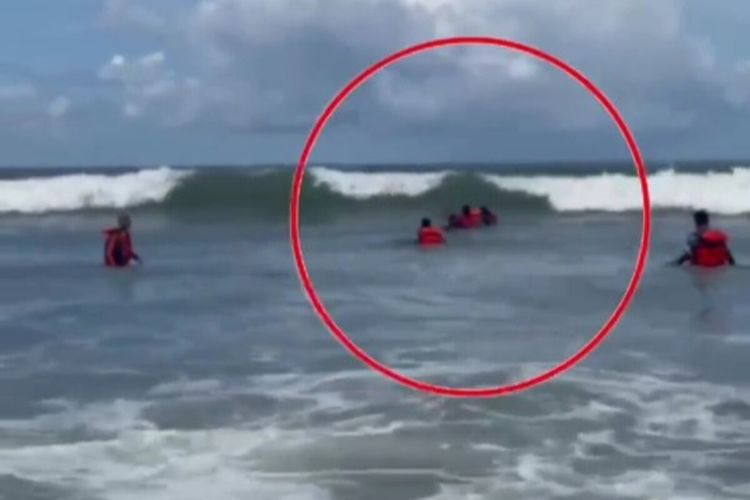 Tiga Wisatawan Terseret Ombak Parangtritis, Satu Orang Hilang