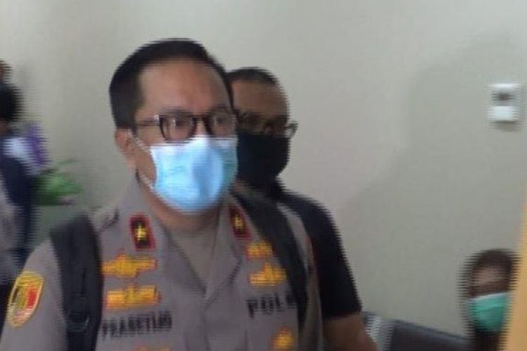 Brigjen Prasetijo Utomo tampak pakai seragam lengkap polri saat digelandang keluar Rutan Bareskrim Polri, Jakarta, Senin (28/9/2020).