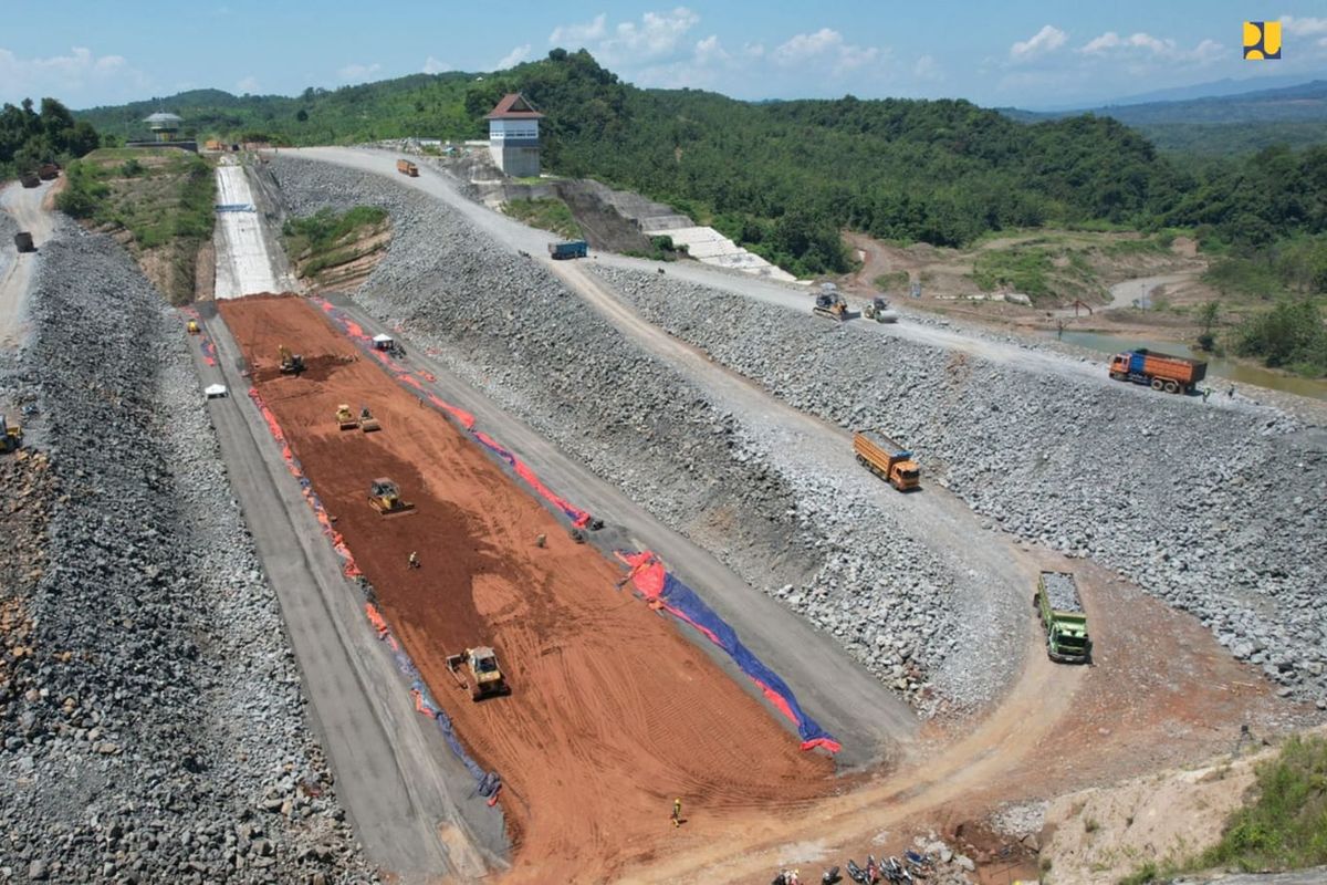 Kementerian Pekerjaan Umum dan Perumahan Rakyat (PUPR) tengah mempercepat penyelesaian pembangunan Bendungan Cipanas di Kabupaten Sumedang, Jawa Barat. Ditargetkan rampung akhir 2022.