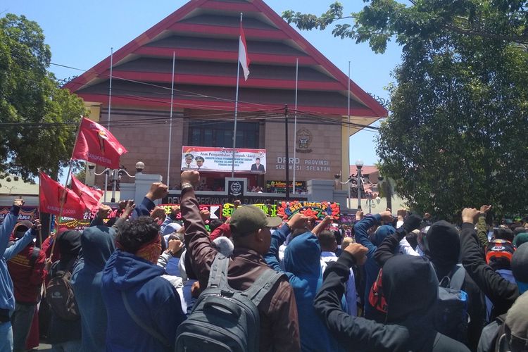 Aksi unjuk rasa mahasiswa menolak sejumlah UU revisi KPK dan RUU di Gedung DPRD Sulsel, Selasa (24/9/2019).