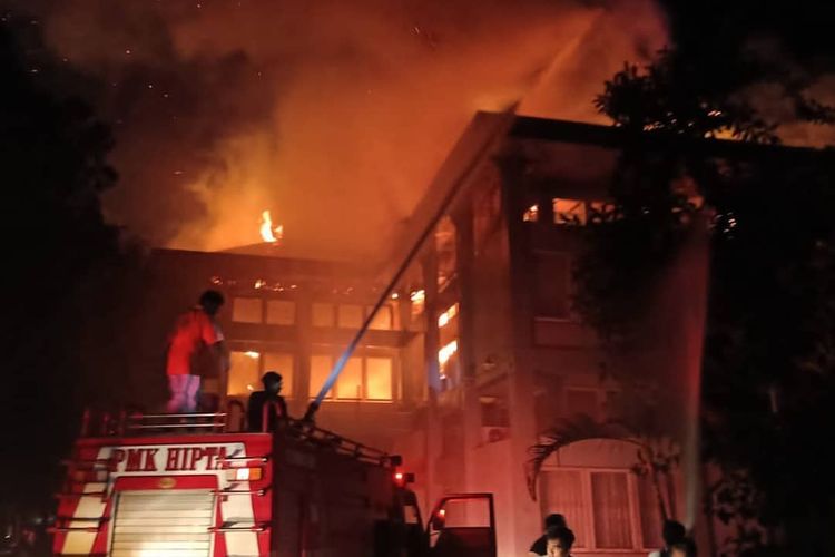 Petugas pemadam kebakaran berusaha memadamkan api yang membakar gedung Kantor Bappeda Kabupaten HSS, Kalsel pada, Jumat (6/8/2021) malam. 