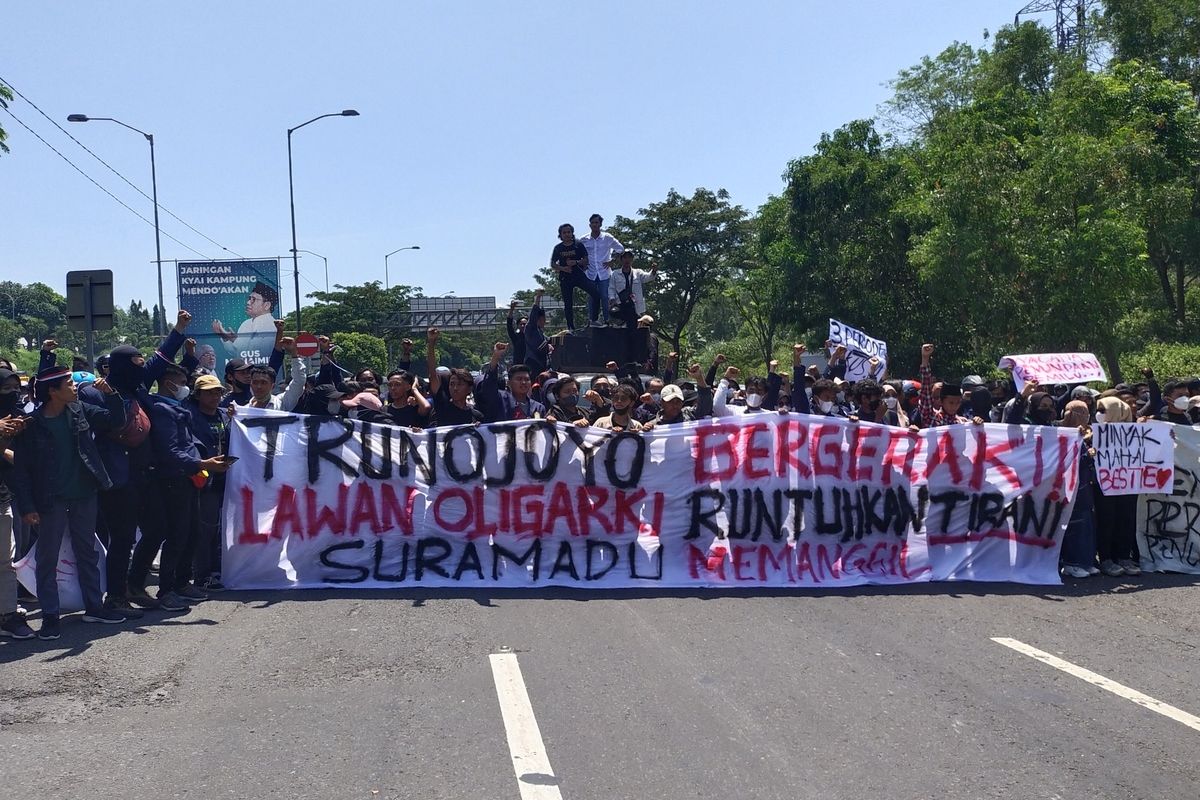 Puuhan Massa Aksi Yang Saat Melakukan Blokade Pintu Masuk Suramadu sisi Bangkalan, Madura Jawa Timur, Senin (11/4/2022).