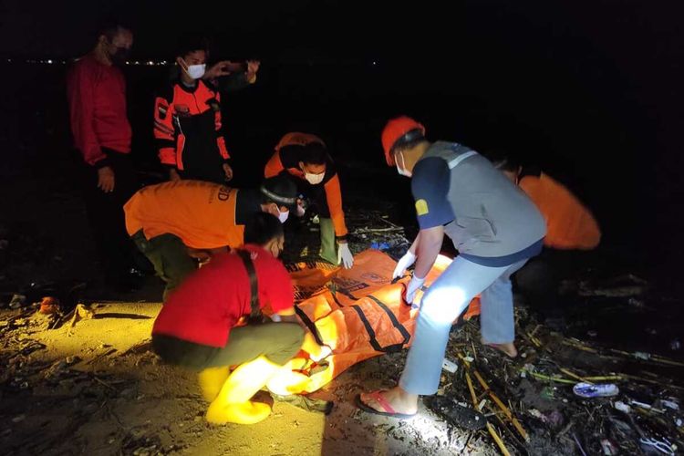 Mayat tanpa identitas dengan kondisi tak utuh ditemukan mengapung di Pantai Pungkruk, Desa Mororejo, Kecamatan Mlonggo, Kabupaten, Jepara, Jawa Tengah, Jumat (14/1/2022) malam.
