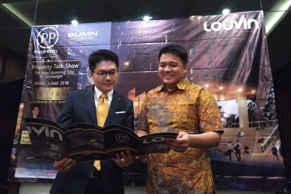 Ronny Wuisan, Project Ambassador Louvin Premium Student Apartment tengah menjelaskan proyek Apartemen Louvin.