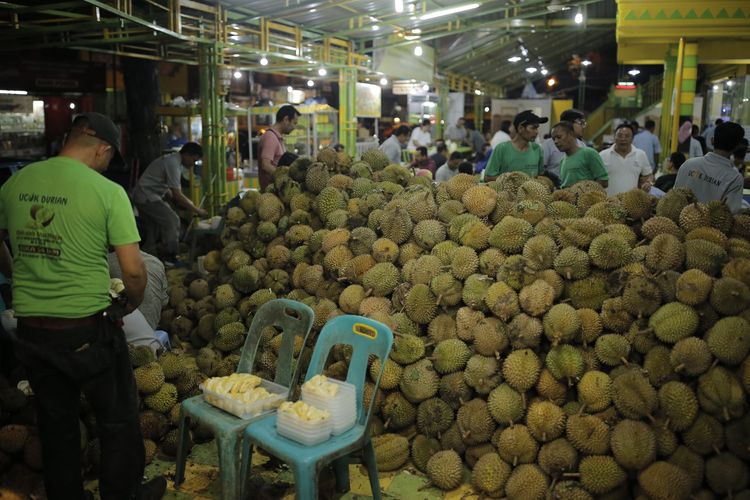 Suasana di Durian Ucok, Jalan Wahid Hasyim, Kota Medan, Sumatera Utara, Kamis (25/8/2016). Durian Ucok buka 24 jam setiap hari, tujuh hari dalam sepekan. Di sini, pengunjung bisa meminta durian sesuai rasa yang digemari, antara pahit dan manis.