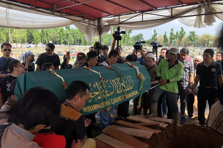 Suasana Pemakaman artis Cecep Reza di TPU Layur Penggilingan, Jakarta Timur, Rabu (20/11/2019).