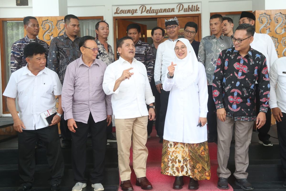 Bupati Banyuwangi Ipuk Fiestiandiani menerima akademisi Unhan di Lounge Pelayanan Publik Kantor Bupati Banyuwangi, Kamis (2/11/2023). 