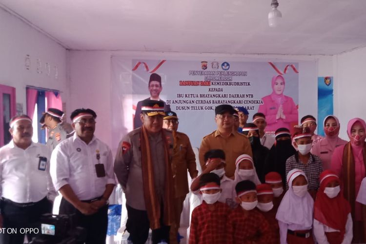 Peluncuran sekolah satu atap (Satap), Anjungan Cerdas Bhayangkari Cendekia, di Teluk Gok, Kecamatan Sekotong, Lombok Barat, pada Senin (15/8/2022).