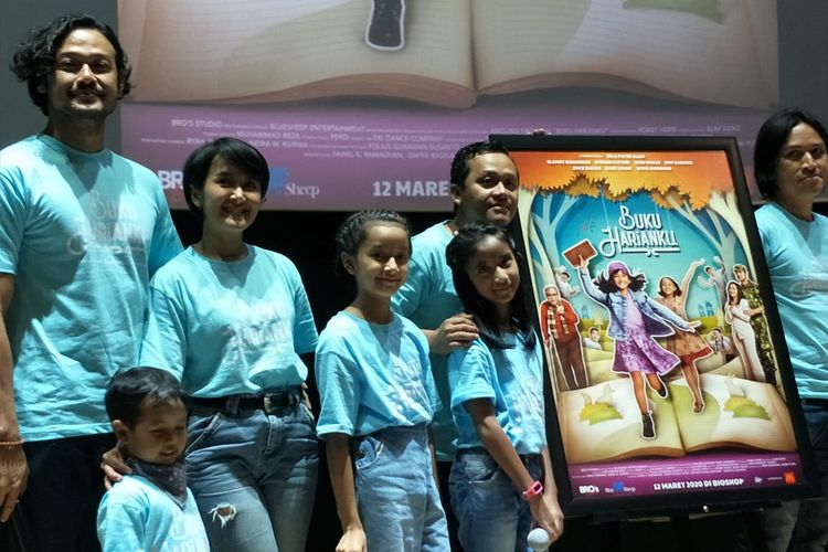 Widi Mulia, Dwi Sasono bersama pemain dan produser film Buku Harianku dalam jumpa pers di CGV FX Sudirman, Jakarta Pusat, Selasa (4/2/2020).