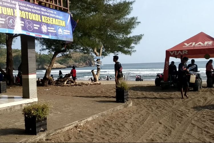 Suasana pantai di kawasan wisata Pantai Serang, Kabupaten Blitar