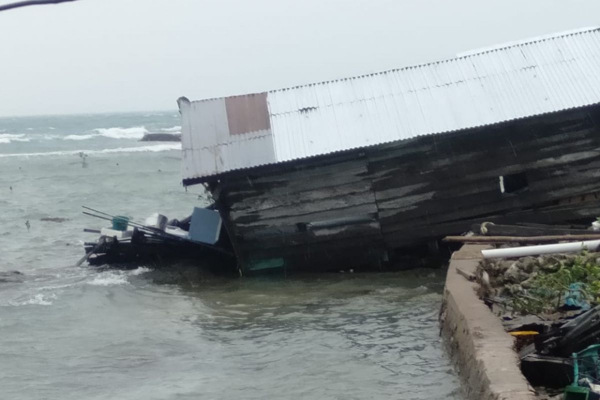 Rumah warga terseret ombak di Pulau Buku Limau, Manggar, Belitung Timur, akibat hujan deras sejak pagi, angin puting beliung dan gelombang tinggi, Selasa (22/1/2019).