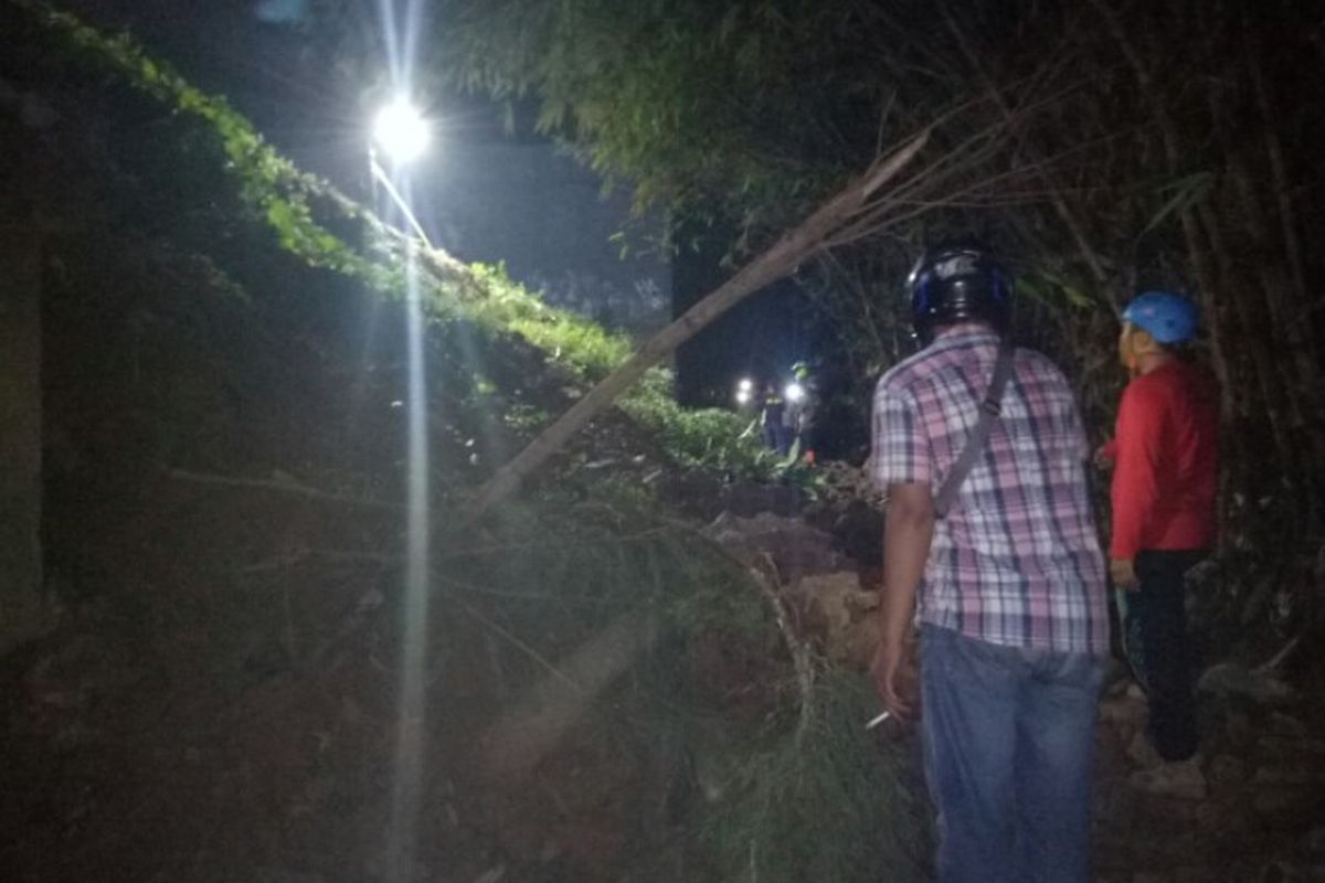 Bencana tanah longsor terjadi di Kampung Kademangan RT 04/03, Kelurahan Keranggan, Kecamatan Setu, Tangerang Selatan, Senin (2/12/2019).  Diduga, peristiwa tersebut terjadi karena kontruksi turap yang menopang tanah tidak kuat.