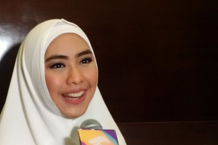 Oki Setiana Dewi diwawancara di K-Link Tower, Jalan Gatot Subroto, Jakarta Selatan, pada Minggu (2/4/2017).