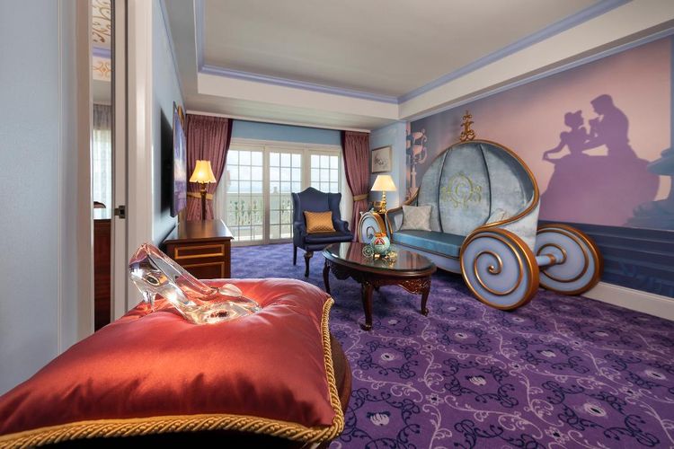 Salah satu kamar di Hong Kong Disneyland Resort bertemakan Cinderella lengkap dengan sepatu kaca dan sofa berbentuk kereta kencana.