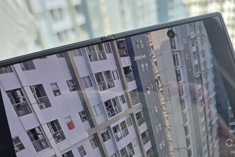 Layar Samsung Galaxy Z Fold 7 tidak terlihat bekas lipatan.