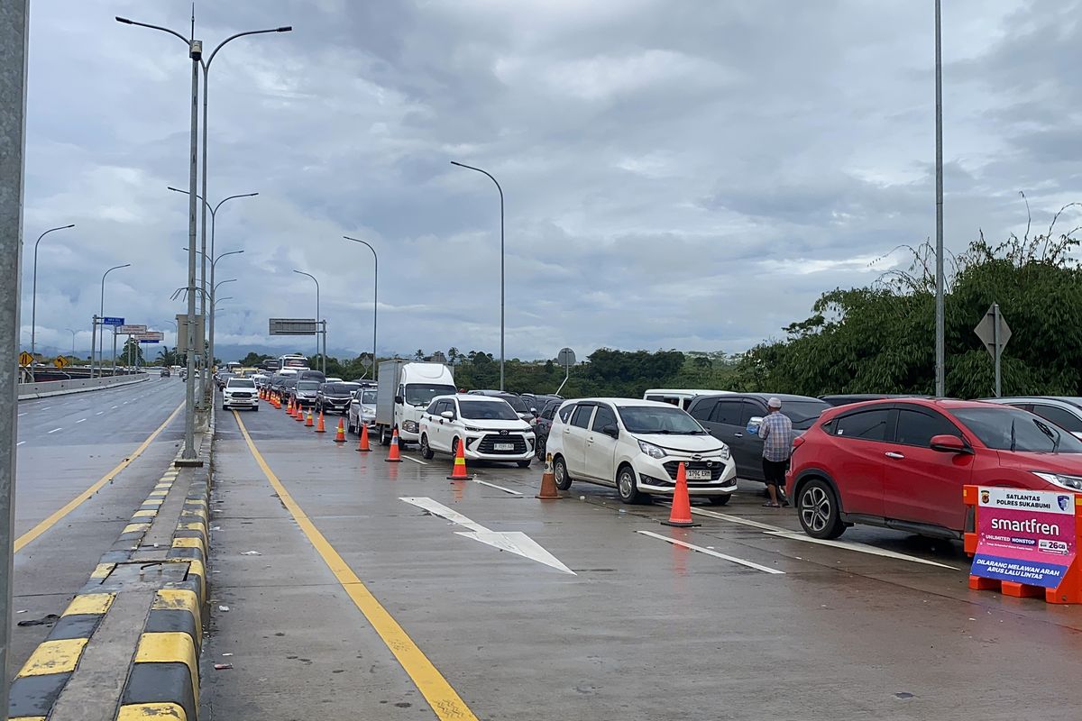 Potret Kondisi kemacetan di Exit Tol Bocimi GT Parungkuda pada Rabu (2/4/2025)sore.