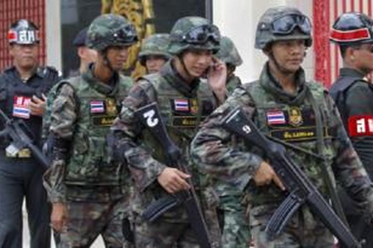 Tentara Thailand berpatroli di Bangkok (18/6). 