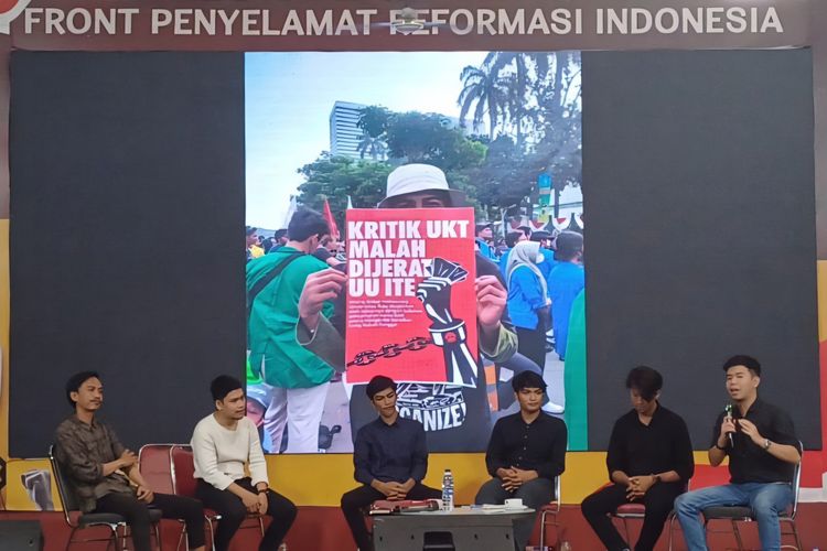 Sejumlah mahasiswa menggelar diskusi mengenai kenaikan UKT di Jakarta Pusat, Kamis (23/5/2024).