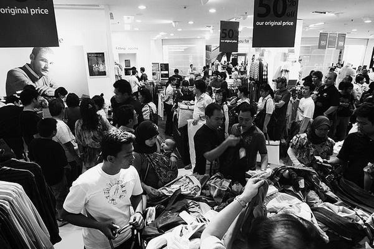 Pengunjung memilih berbagai produk fashion internasional dengan potongan harga hingga 70 persen di Senayan City, Jakarta Selatan, Kamis (19/6). Belanja tengah malam berlangsung pada 19-22 Juni dalam rangka menyambut ulang tahun DKI Jakarta dan mendukung program Jakarta Great Sale.